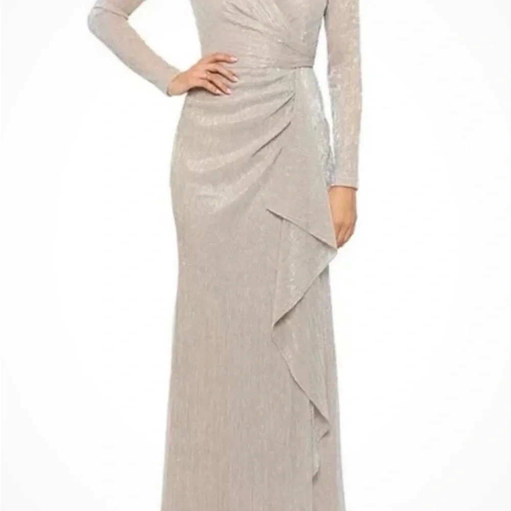 NWT‎ Betsy & Adam Women's Metallic Ruffled Gown, Gold/silver, SIZE-8